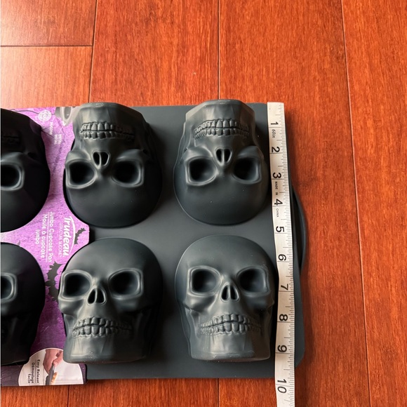 Halloween theme Trudeau silicone Black Skull Jumbo Cupcake Pan mold easy release - Picture 10 of 10